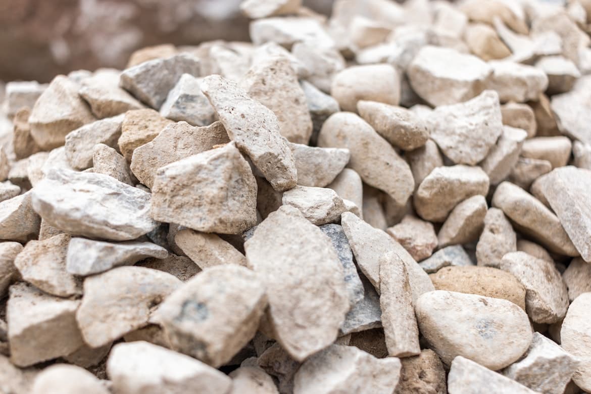 Extracción de piedra caliza en mina a cielo abierto